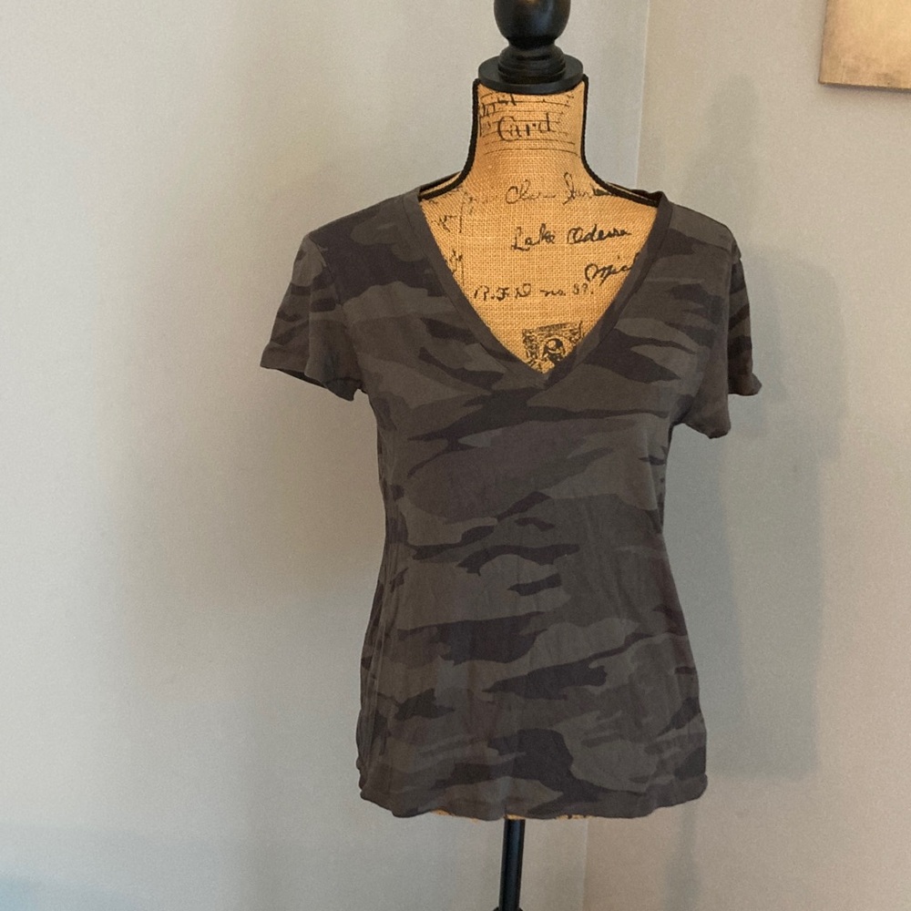 Splendid Camo V-Neck Tee Women Size Small
